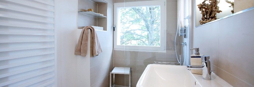 Modernes Badezimmer mit Fenster
